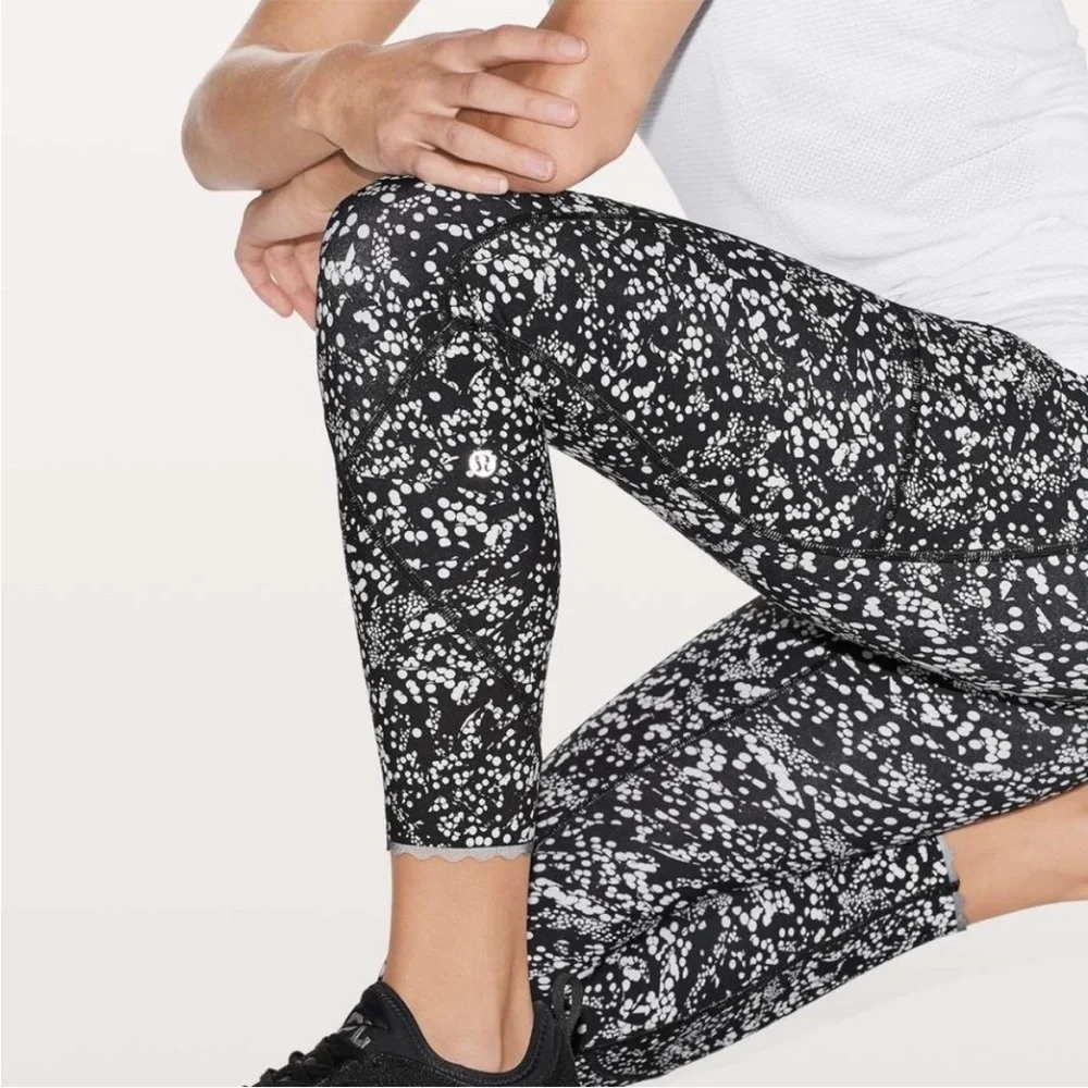 LULULEMON RARE Tight Stuff Chirasu Black Pockets Printed 3/4 Leggings